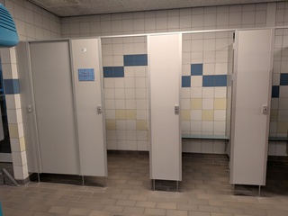 Ca. 14 meter Kleedruimte-module — 13x kleedkamer