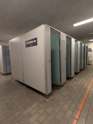 Ca. 6 meter Dubbelzijdige kleedruimte-module — 12x kleedkamer