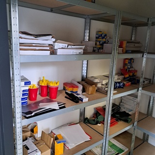 Diverse stellingen met schoolartikelen