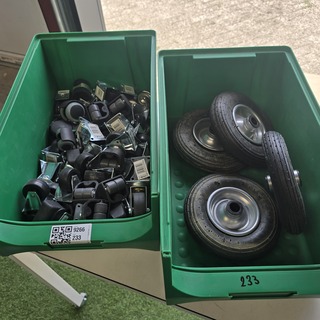 Wielen in magazijnbakken