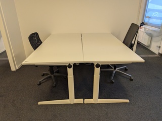 2x Bureau met 3x bureaustoel en 3x stoel