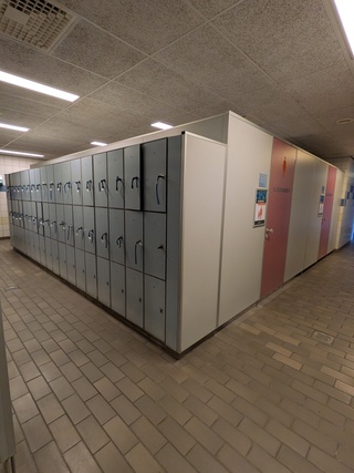 2x Grote kleedruimte met lockermodule