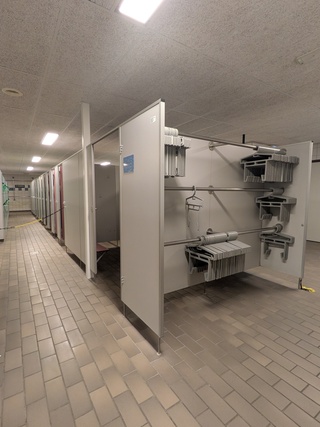 Ca. 15 meter Dubbelzijdige kleedruimte-module — 23x kleedkamer
