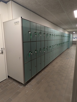 Ca. 8,65 meter Lockerkast wandmodule — 81x locker Safe-O-Mat