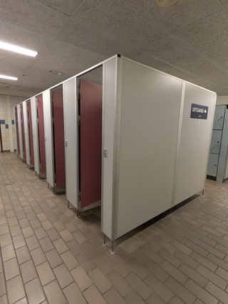Ca. 6 meter Dubbelzijdige kleedruimte-module — 12x kleedkamer