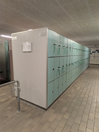 Ca. 9 meter Dubbelzijdige lockerkast-module — 168x locker Safe-O-Mat