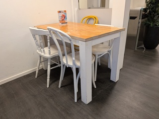 6x Houten kantinetafel en 11x stoel