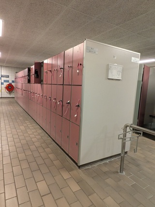 Ca. 9 meter Dubbelzijdige lockerkast-module — 168x locker Safe-O-Mat