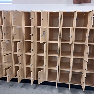 17x Lockerkast Rood en beige