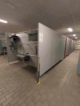 Ca. 15 meter Dubbelzijdige kleedruimte-module — 23x kleedkamer