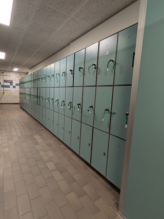 Ca. 8,65 meter Lockerkast wandmodule — 81x locker Safe-O-Mat
