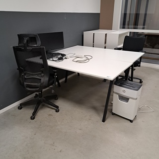 8x Werkplek met bureaustoel en kasten