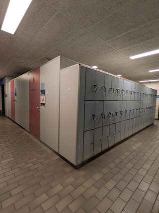 2x Grote kleedruimte met lockermodule