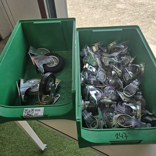 Wielen in magazijnbakken