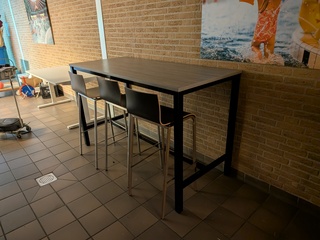 Hoge vergadertafel met 3x kruk