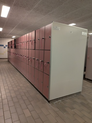Ca. 8,65 meter Dubbelzijdige lockerkast module — 162x locker Safe-O-Ma