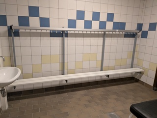 Wandbank met kledingrek
