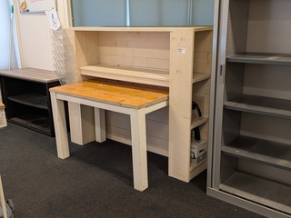Houten tafel met ombouwkast