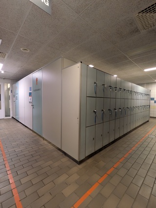 2x Grote kleedruimte met lockermodule