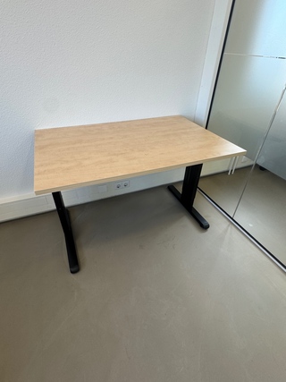 Ca. 10x Bureautafel en 6x ladenblok, zwart/ahorn, in hoogte verstelbaa