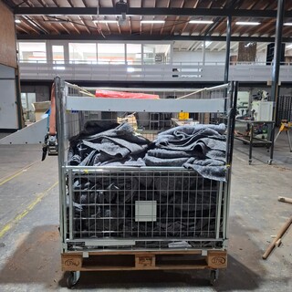 Partij verhuisdekens in transportkar
