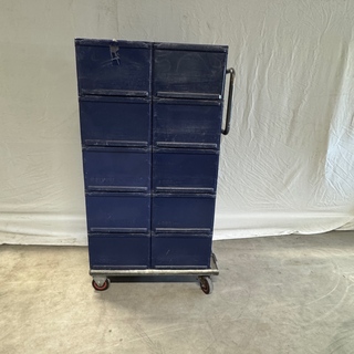 Magazijnkar met kratten, blauw
