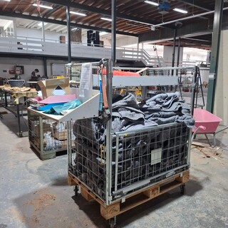 Partij verhuisdekens in transportkar