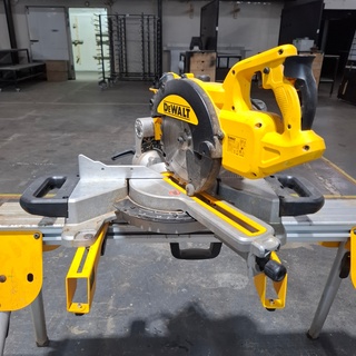 Afkortzaag met onderstel deWalt, DW774