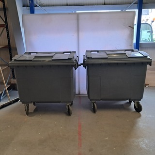2x Rolcontainer, Plastic Omnium, Grijs