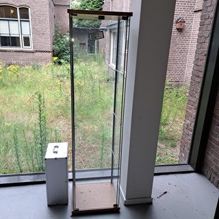 Vitrinekast staand en telefoonkast