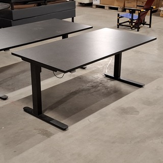 2x Elektrisch zit-sta bureau