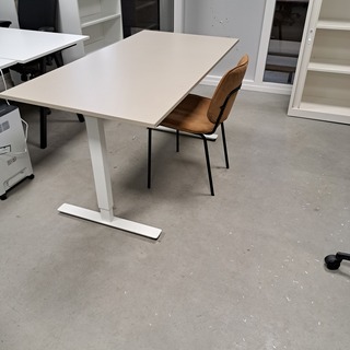 2x Bureau met 1x bureaustoel en vergaderstoel