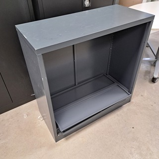 Metalen kasten en een bureau