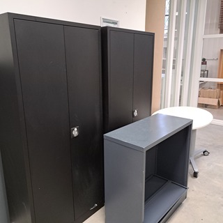 Metalen kasten en een bureau