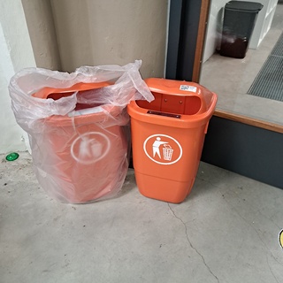 2x Kunstof buitenprullenbakken