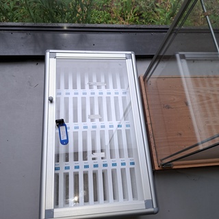 Vitrinekast staand en telefoonkast