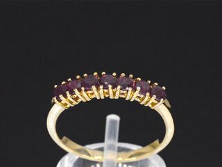 Gouden ring met robijnen
