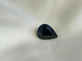 Saffier – Grote natuurlijke donkere peer vorm saffier van 5.52 carat