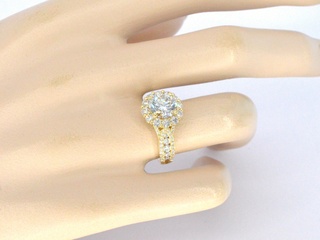Gouden entourage ring met een 2.00 carat briljant geslepen middensteen