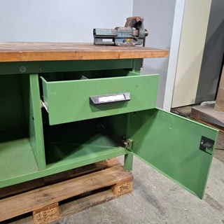 Werkbank met bankschroef, Rau
