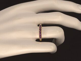 Gouden ring met robijnen