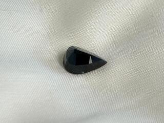 Saffier – Grote natuurlijke donkere peer vorm saffier van 5.52 carat