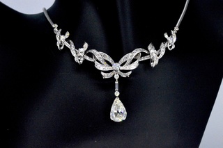 Belangrijk collier met een grote peer vorm diamant van 3.50 carat en n