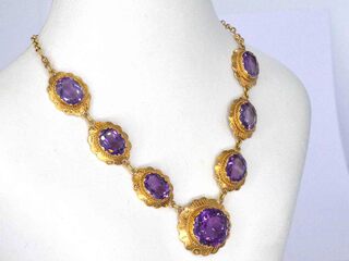 Gouden collier met natuurlijke amethisten