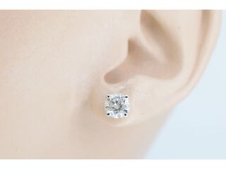Witgouden oorbellen met twee solitaire diamanten van 2.00 carat totaal
