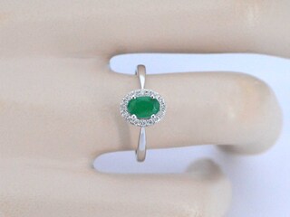 Witgouden entourage ring met diamanten en smaragd