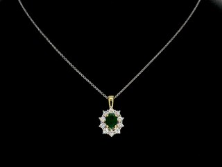 Gouden hanger met een groene ovale smaragd en natuurlijke diamanten, e