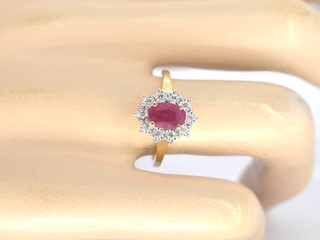 Gouden entourage ring met robijn en diamanten