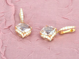 House of Pertijs – rosegouden oorbellen met diamant en edelsteen