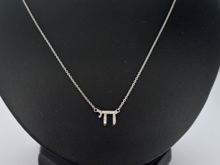 Witgouden halsketting met diamanten ‘chai’